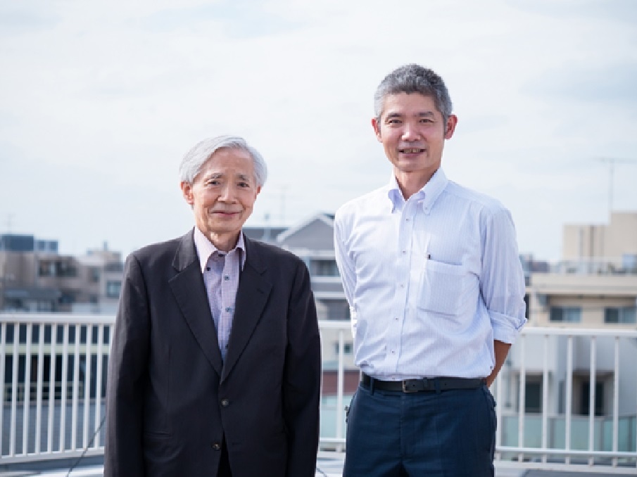 大橋会長（左）と大橋社長　（東京事業所屋上にて）